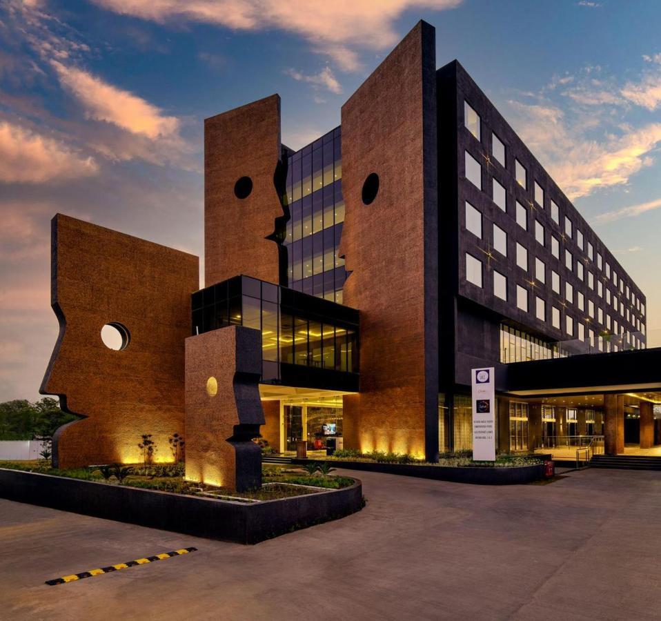 Essentia Luxury Hotel Indore Exterior foto